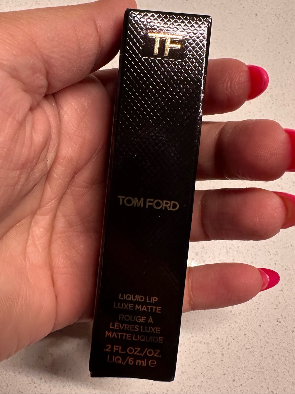 TOM FORD Liquid Lipstick Luxe Matte Color: 133 Scarlet Stiletto - Picture 9 of 15